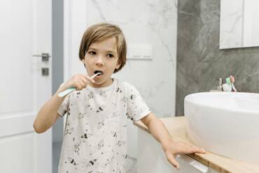 Cosa fare se il tuo bambino non vuole lavarsi i denti