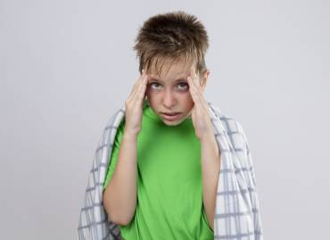 Hai un figlio in età scolare che ti dice spesso di aver paura? È assolutamente normale, scopri perché e come aiutarlo