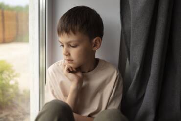 Temi che la timidezza di tuo figlio sia un difetto? Ecco 4 suggerimenti per non viverla come un problema