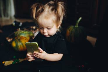 Che danni provocano cellulare, tablet e televisione ai bambini? Più di quelli che pensi! Come, quando e quanto usarli: guida pratica di una pedagogista montessoriana