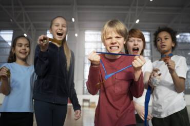 Tuo figlio è molto competitivo e non accetta la sconfitta? Ecco cosa fare per aiutarlo a competere in modo sano