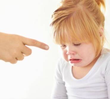 “Se non la smetti di fare i capricci arriva il lupo cattivo!”. Come farti ascoltare dai tuoi figli senza ricorrere a ricatti e minacce