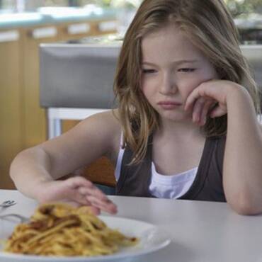 Tua figlia mangia sempre gli stessi cibi? Potrebbe essere un segno di alta sensibilità! Ecco 5 strategie per gestire la sua selettività alimentare con serenità