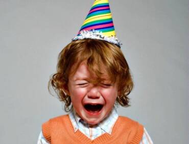 FESTE DI COMPLEANNO E BAMBINI ALTAMENTE SENSIBILI: SE TUO FIGLIO LE VIVE MALE, IGNORARLO E’ UN ERRORE. ECCO COSA DEVI FARE PER AIUTARLO
