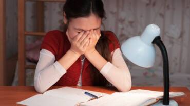 QUANDO STUDIARE DIVENTA UN INCUBO. ECCO COSA SUCCEDE DAVVERO… E COME PUOI AIUTARE TUA FIGLIA PRIMA CHE MOLLI TUTTO