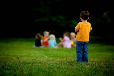 “NESSUNO VUOLE GIOCARE CON ME!”. COSA SUCCEDE NEL CERVELLO DI TUO FIGLIO QUANDO VIENE ESCLUSO (E COME AIUTARLO DAVVERO)