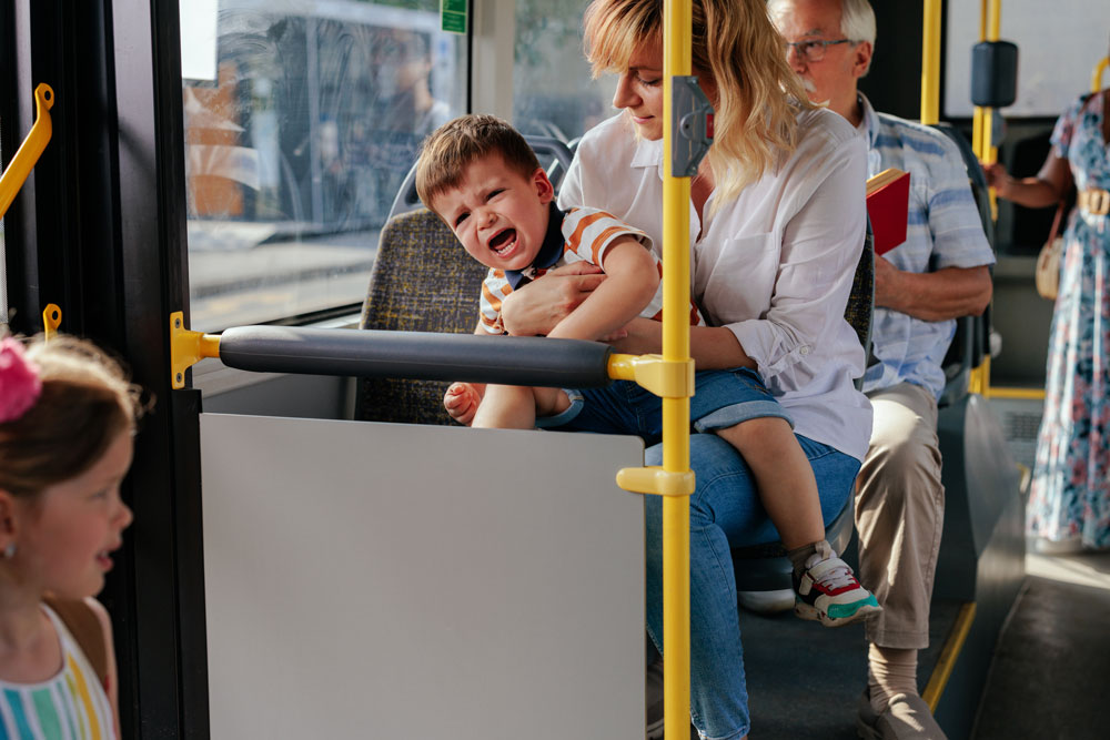 Madre con figlio irritato altamente sensibile