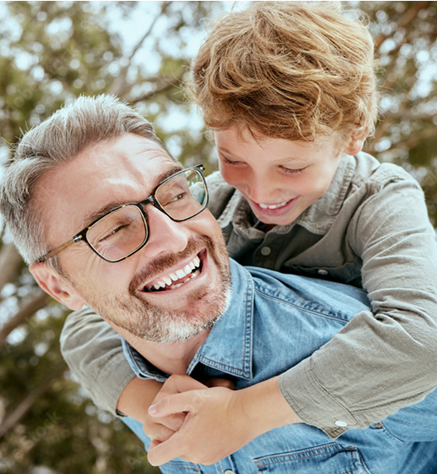 Padre che gioca con il proprio bambino