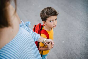 QUANDO TUO FIGLIO TI SUPPLICA DI NON LASCIARLO A SCUOLA: GUIDA PRATICA PER MAMME E PAPÀ DI BAMBINI ALTAMENTE SENSIBILI