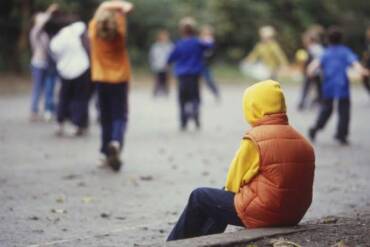IL VERO MOTIVO PER CUI TUO FIGLIO FATICA A FARE AMICIZIA (E NO, NON È PERCHÉ È TIMIDO)